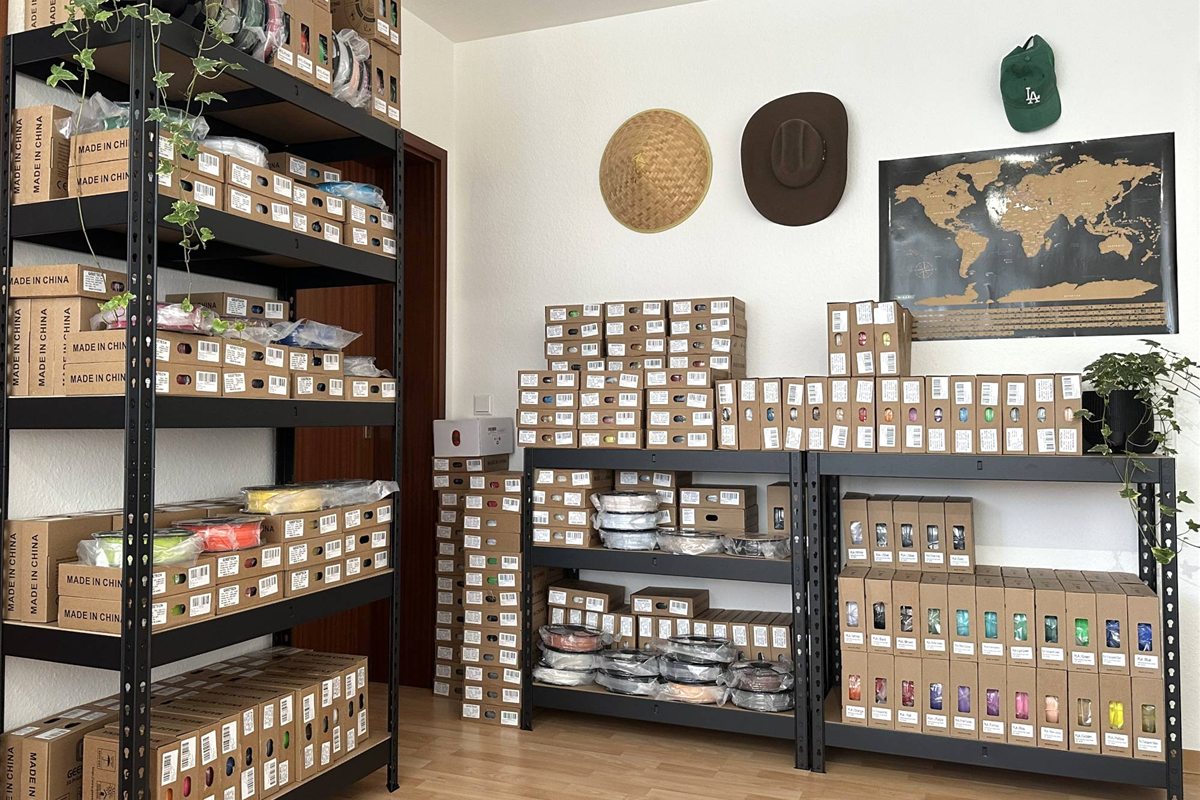 Filament-Lager in Stuttgart mit Regalen voller Filamentrollen