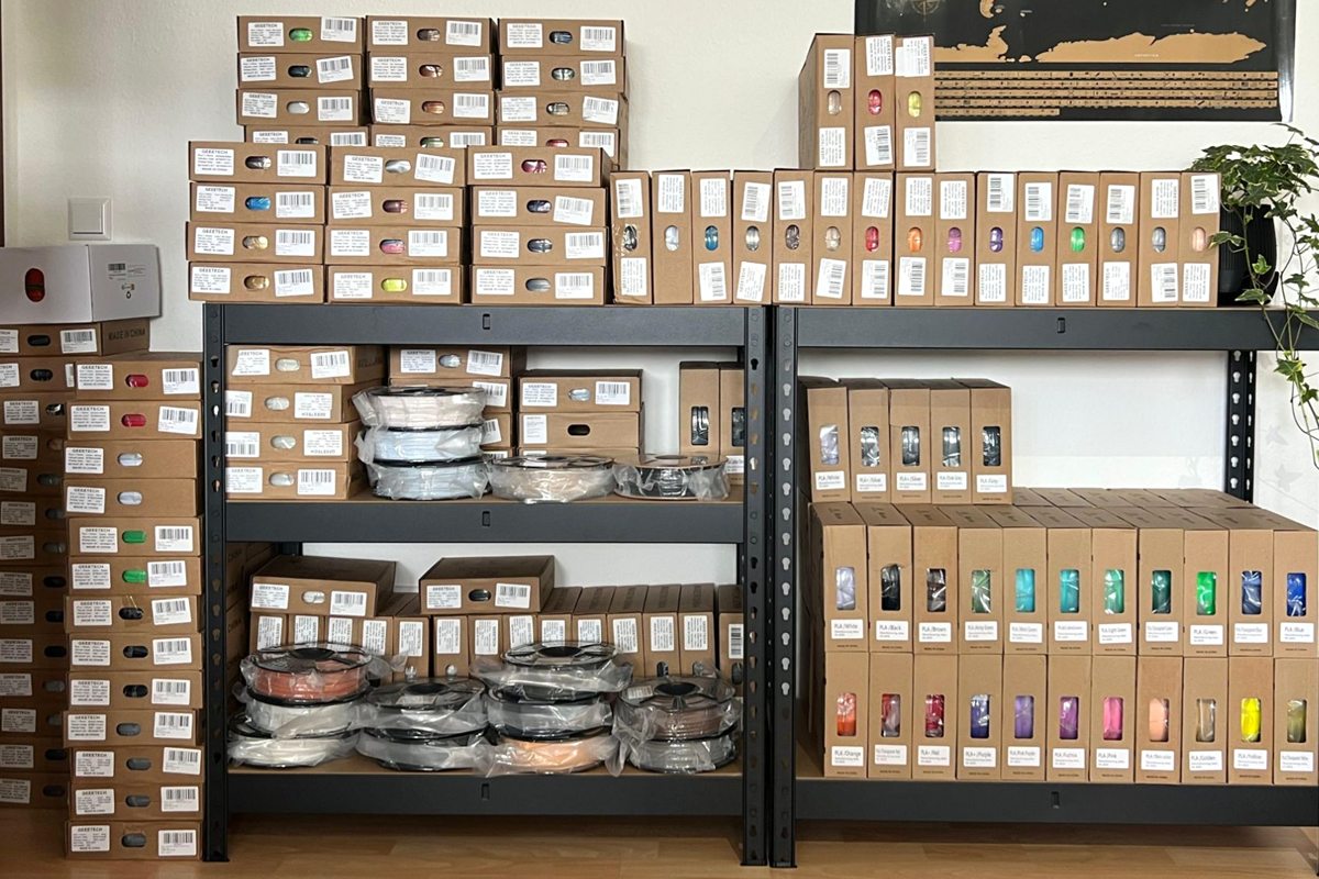 Regalwand mit Filament in vielen Farben von Geeetech und weiteren Marken